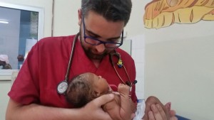 il dottor Carmelo Pistone, specializzando in pediatria, in stage presso l'Ospedale di Ziguinchor 