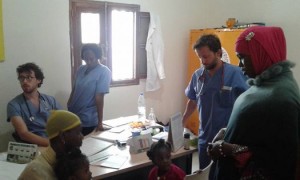 Thomas e Federico pediatri al lavoro all'ambulatorio di Renken a Malika