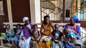 Alcuni bimbi di Kabrousse portati per un consulto all'Ospedale di Ziguinchor