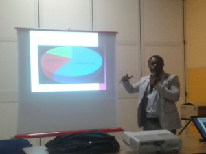 Il dott. Wisdom Nai Ako presenta i dati sulle migrazioni da e per il Ghana