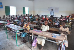 Una classe di una scuola a Niomoune, un villaggio sul delta del fiume Casamance